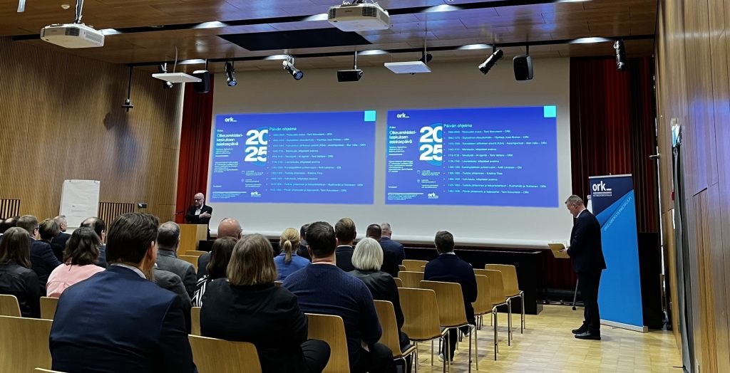 Asiakaspäivän esiintyjiä ja yleisöä.