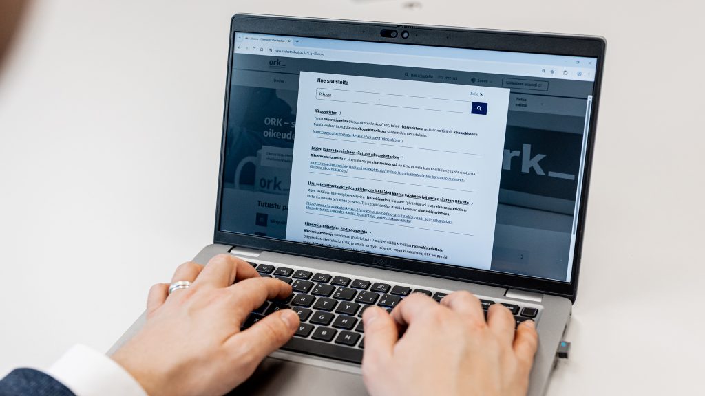 Kannettavan tietokoneen näyttö, jossa näkyy ORK:n verkkosivut.