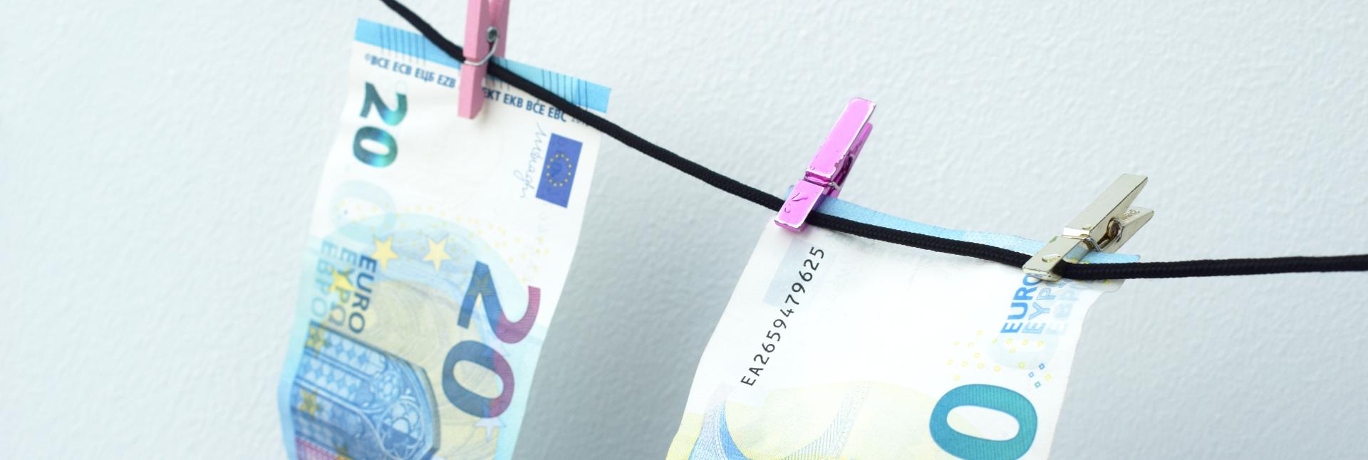 kaksi kahdenkymmenen euron seteliä kuivamassa pyykkinarulla